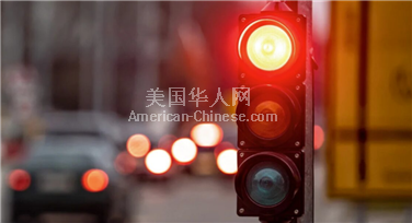 NY布鲁克林史岛或迎交通新变化 纽约市正研究是否允许“红灯右转”